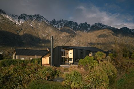 Photo of property in 14 Caithness Court, Jacks Point, Queenstown, 9371