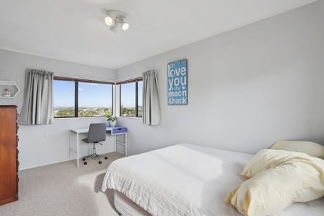 Photo of property in 2/9 Milwaukee Place, Glendene, Auckland, 0602