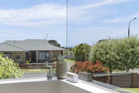 Photo of property in 8 Chatswood Grove, Fitzroy, New Plymouth, 4312
