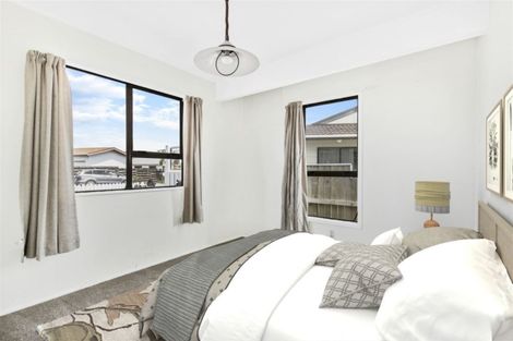 Photo of property in 43a Sunhaven Drive, Newlands, Wellington, 6037