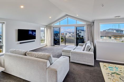 Photo of property in 28 Domett Street, Newlands, Wellington, 6037