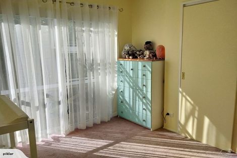 Photo of property in 8a Holiday Road, Stanmore Bay, Whangaparaoa, 0932