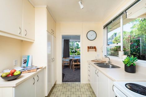 Photo of property in 8 Link Road, Newlands, Wellington, 6037