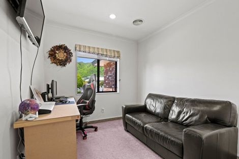 Photo of property in 6 Runanga Grove, Waikanae, 5036