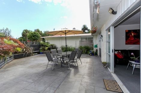 Photo of property in 2/12 Ambury Place, Merrilands, New Plymouth, 4312