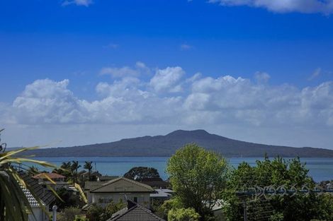 Photo of property in 2/39 Parr Terrace, Castor Bay, Auckland, 0620