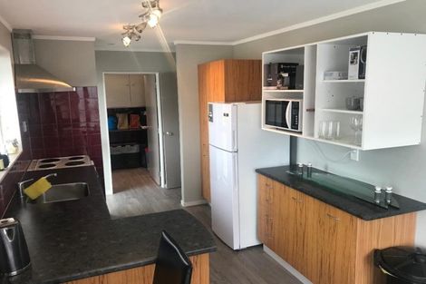 Photo of property in 22 Evesham Place, Newlands, Wellington, 6037