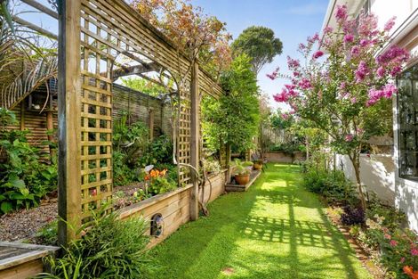 Photo of property in 30 Messenger Terrace, Oakura, 4314