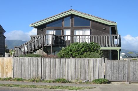 Photo of property in 106 Field Way, Waikanae Beach, Waikanae, 5036