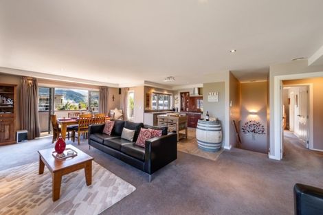 Photo of property in 14 Milward Place, Kelvin Heights, Queenstown, 9300