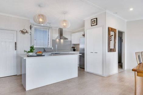 Photo of property in 2 Karaka Road, Kawakawa Bay, Papakura, 2585