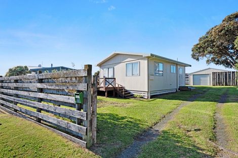 Photo of property in 48 Norfolk Crescent, Otaki Beach, Otaki, 5512