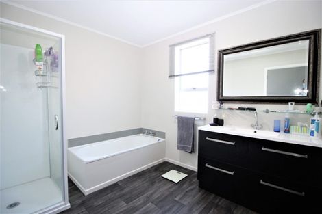 Photo of property in 12 Ross Street, Woodville, 4920