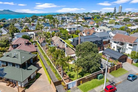 Photo of property in 31 Milford Road, Milford, Auckland, 0620