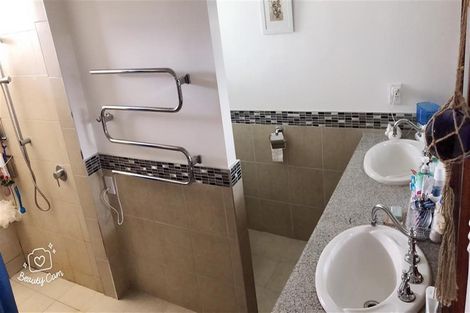 Photo of property in 35a Bradbury Road, Botany Downs, Auckland, 2010