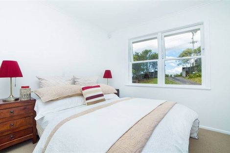 Photo of property in 186 Sunnynook Road, Totara Vale, Auckland, 0627