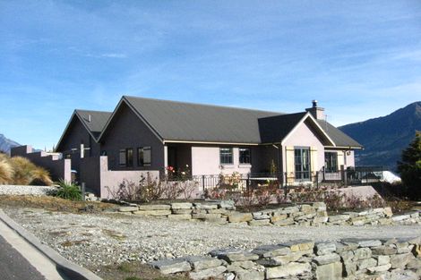 Photo of property in 3 Milward Place, Kelvin Heights, Queenstown, 9300