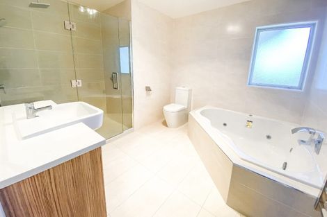 Photo of property in 21 Loughros Place, Pinehill, Auckland, 0632