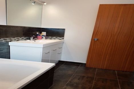 Photo of property in 32 Whites Line West, Woburn, Lower Hutt, 5010