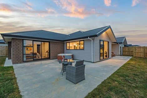 Photo of property in 20 Atlantic Drive, Fitzherbert, Palmerston North, 4410