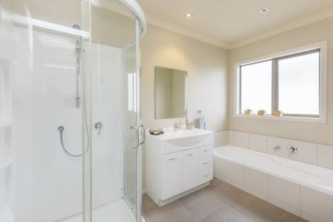 Photo of property in 5 Mcewen Crescent, Riverstone Terraces, Upper Hutt, 5018