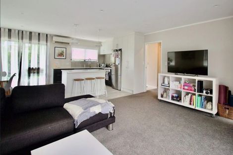 Photo of property in 2a Taipari Road, Te Atatu Peninsula, Auckland, 0610