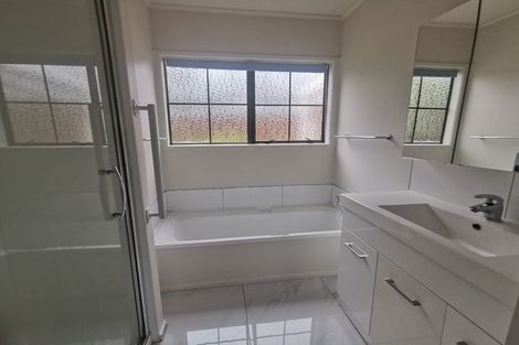 Photo of property in 17 Palmetto Place, Goodwood Heights, Auckland, 2105