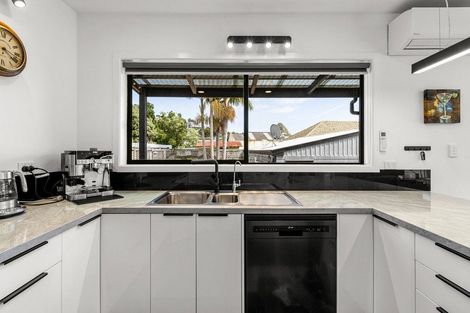 Photo of property in 30 Pioneer Road, Moturoa, New Plymouth, 4310