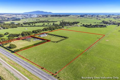 Photo of property in 1037 State Highway 1, Te Horo, Otaki, 5581