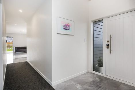 Photo of property in 37 Vaucluse Heights, Fitzherbert, Palmerston North, 4410