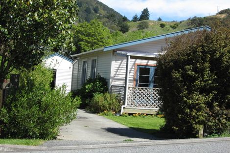 Photo of property in 32 Buller Street, Picton, 7220