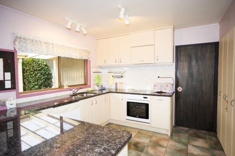 Photo of property in 8 Mappin Place, Chatswood, Auckland, 0626