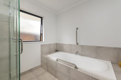 Photo of property in 30 Grand Oaks Drive, Awapuni, Palmerston North, 4412