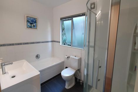 Photo of property in 21 Springwater Vale, Unsworth Heights, Auckland, 0632