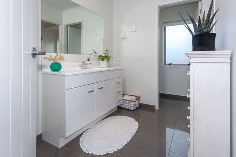 Photo of property in 10 Waitotara Way, Whitianga, 3510