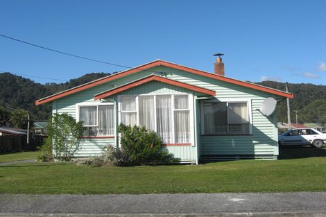 Photo of property in 52 Domett Esplanade, Cobden, Greymouth, 7802
