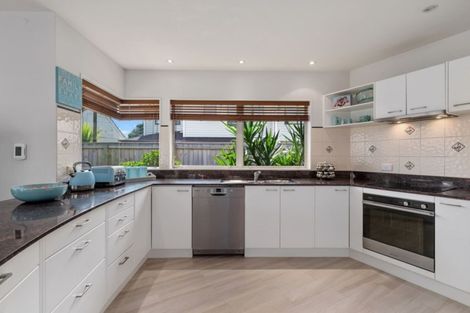 Photo of property in 2/1 Hyde Road, Rothesay Bay, Auckland, 0630