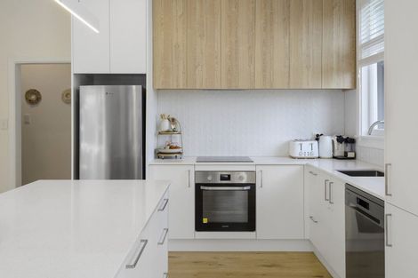 Photo of property in 35 Stapletons Road, Richmond, Christchurch, 8013