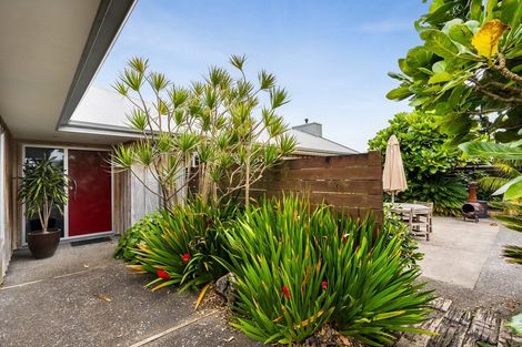 Photo of property in 74 Wairau Road, Oakura, 4314