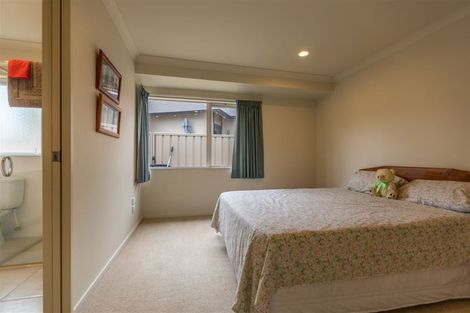 Photo of property in 2 Arthur Close, Clive, 4102