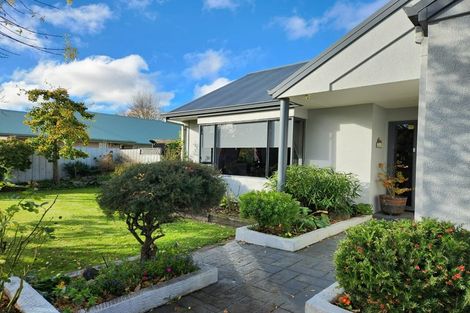 Photo of property in 21 Thornwood Place, Redwood, Christchurch, 8051