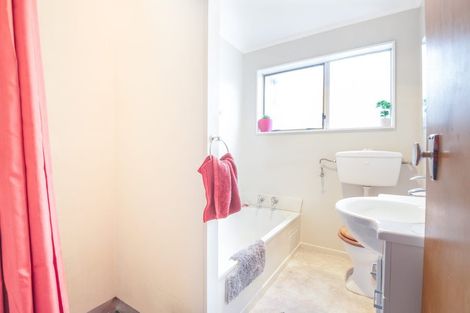 Photo of property in 2/146 Newlands Road, Newlands, Wellington, 6037