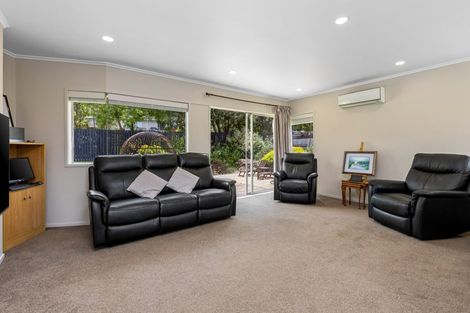 Photo of property in 1 Cunliffe Place, Glenfield, Auckland, 0629