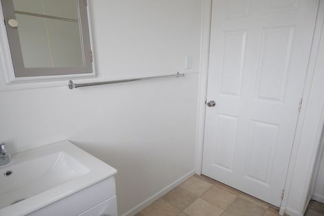 Photo of property in 2/124 Te Atatu Road, Te Atatu South, Auckland, 0610