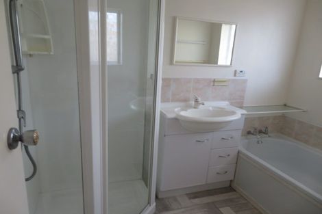 Photo of property in 1b Cairngorm Place, Highland Park, Auckland, 2010