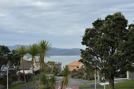 Photo of property in 49 Dress Circle, Newlands, Wellington, 6037