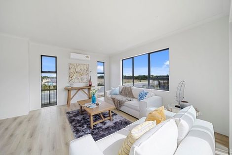 Photo of property in 2 Frazen Avenue, Papakura, 2110