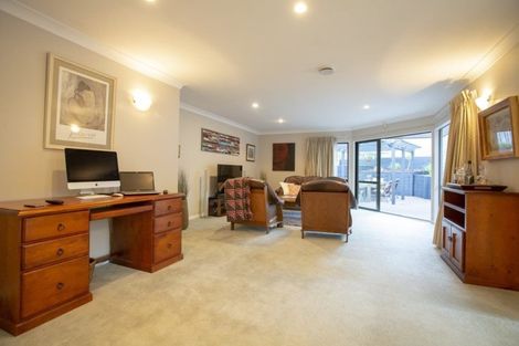 Photo of property in 6 Nottingham Place, Northcross, Auckland, 0630