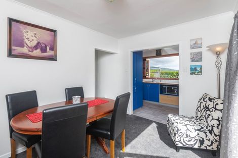 Photo of property in 15 Ruskin Road, Newlands, Wellington, 6037