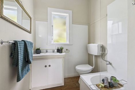 Photo of property in 24 Hungerford Road, Lyall Bay, Wellington, 6022